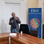Viesti che parla al microfono