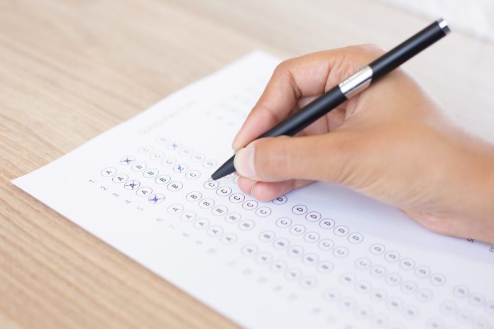 foglio con mano di studente che compila il test