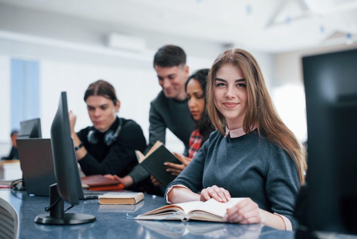 Gruppo di studenti al lavoro in ufficio
