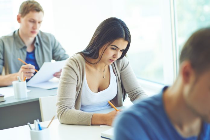 Studenti che sostengono un esame