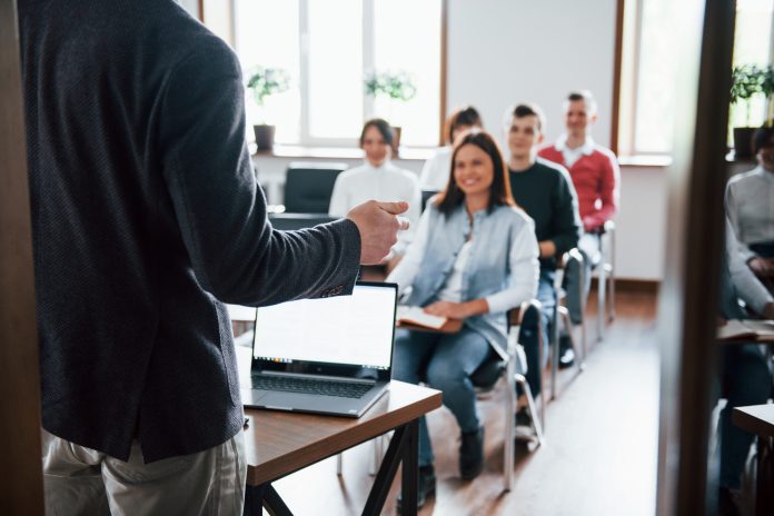 allegro-gruppo-di-persone-alla-conferenza di lavoro in aula moderna