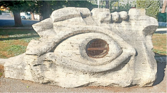 scultura in pietra raffigurante un occhio