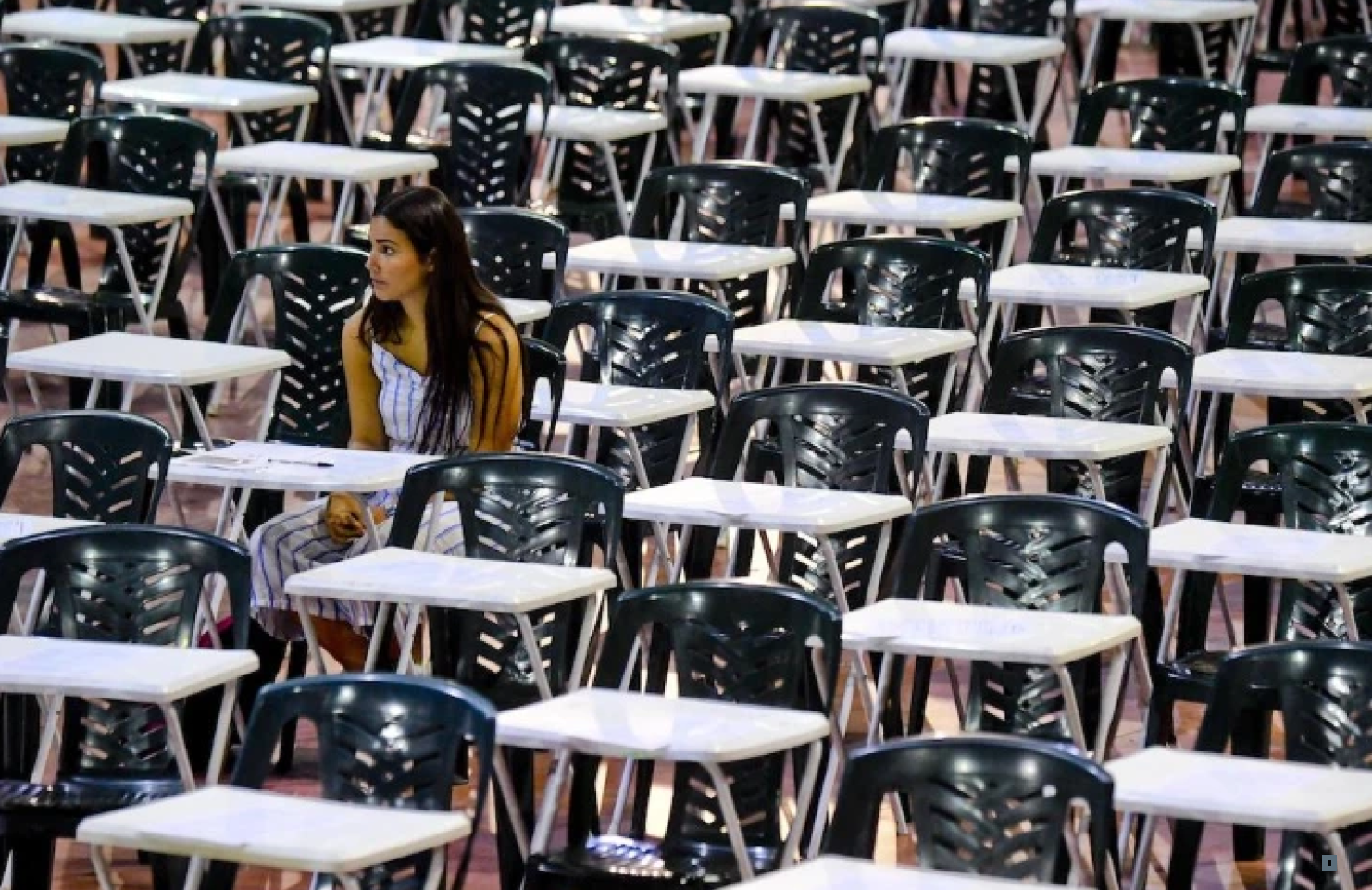 Ragazza sola in aula di università