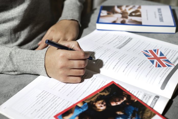 libro inglese appoggiato sul tavolo