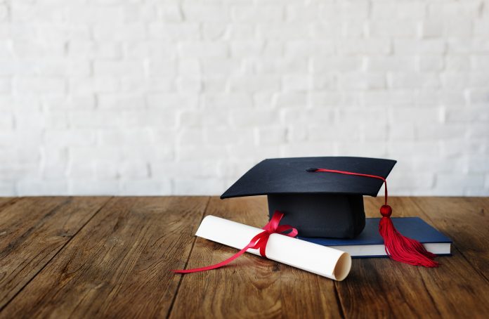 Cappello dottorandi con pergamena e tesi