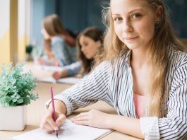 Studentessa che prende appunti