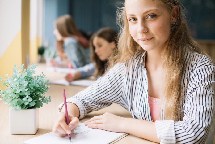 Studentessa che prende appunti