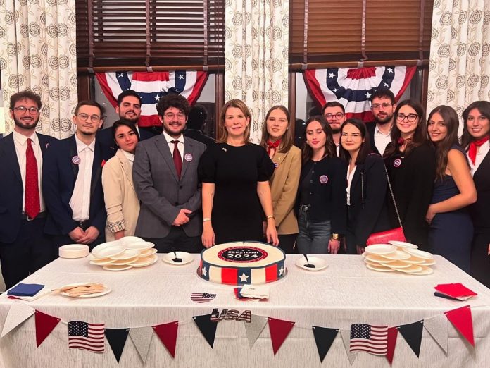 Studenti al Consolato Americano