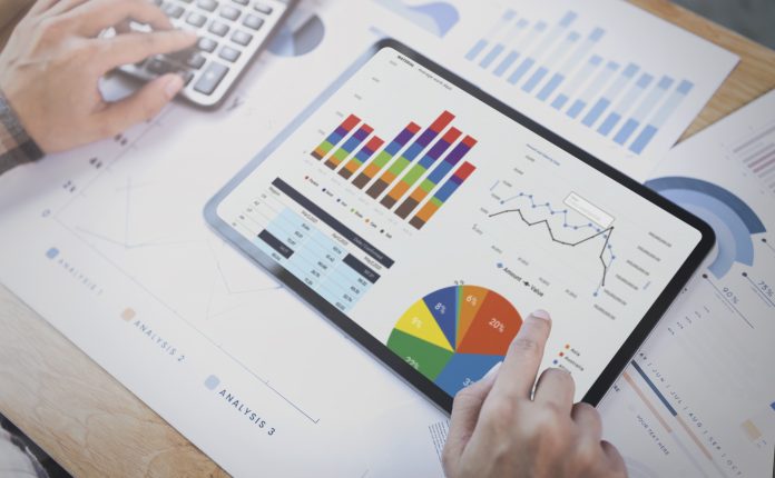 Donna d'affari che utilizza un tablet per analizzare il concetto di successo delle statistiche della strategia finanziaria aziendale e la pianificazione per il futuro nella stanza dell'ufficio