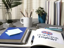 libro di inglese sul tavolo