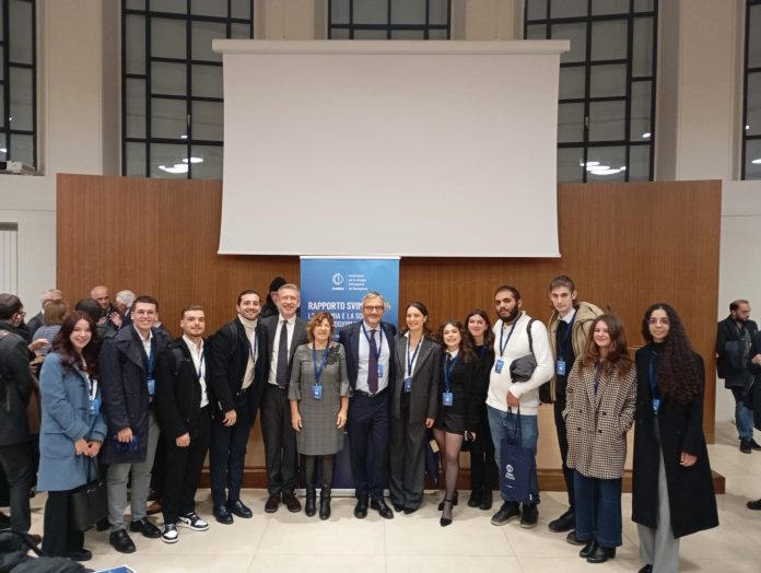 Giovanna Lusini e la Prof.ssa De Vivo con gli studenti alla presentazione del Rapporto Svimez