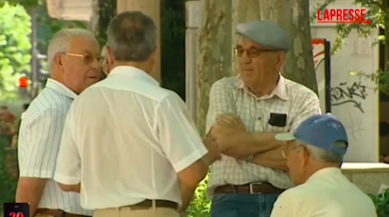 Anziani che parlano tra di loro