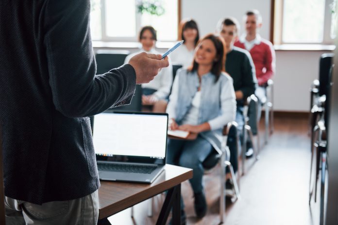 docente con gli studenti ad un seminario